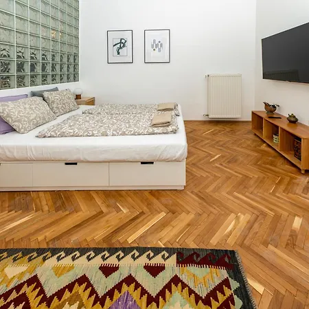 Sip 7 Fancy Near Synagogue *